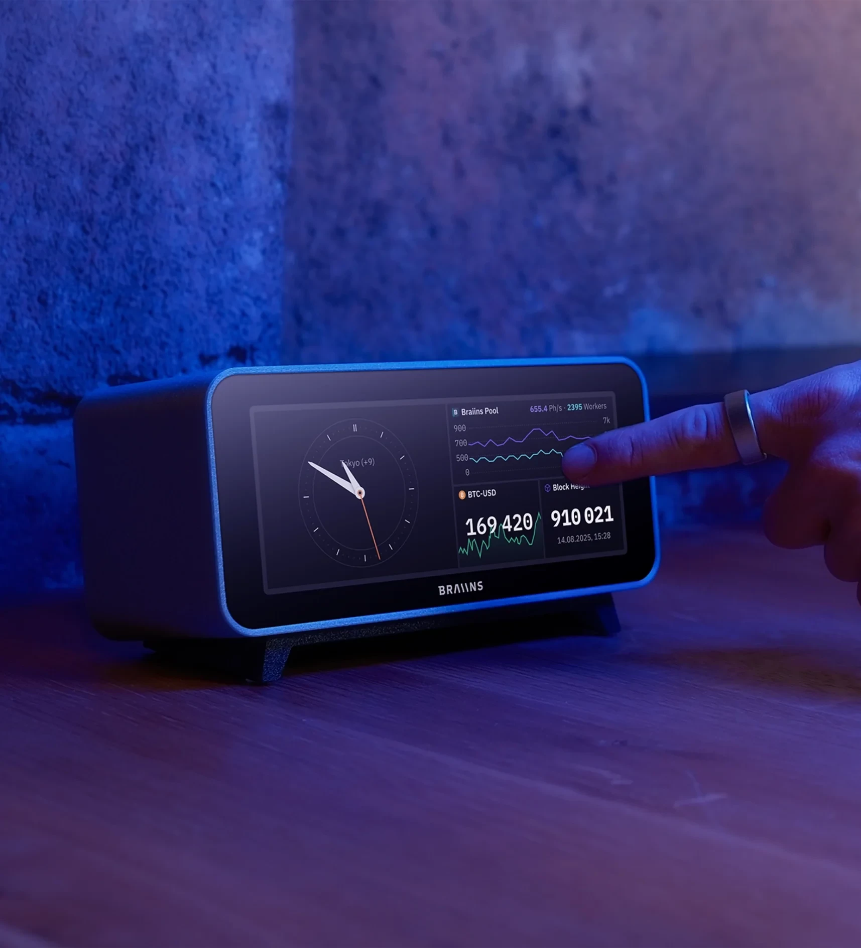 Braiins Deck – Real-Time Crypto & Mining Signal Display | To